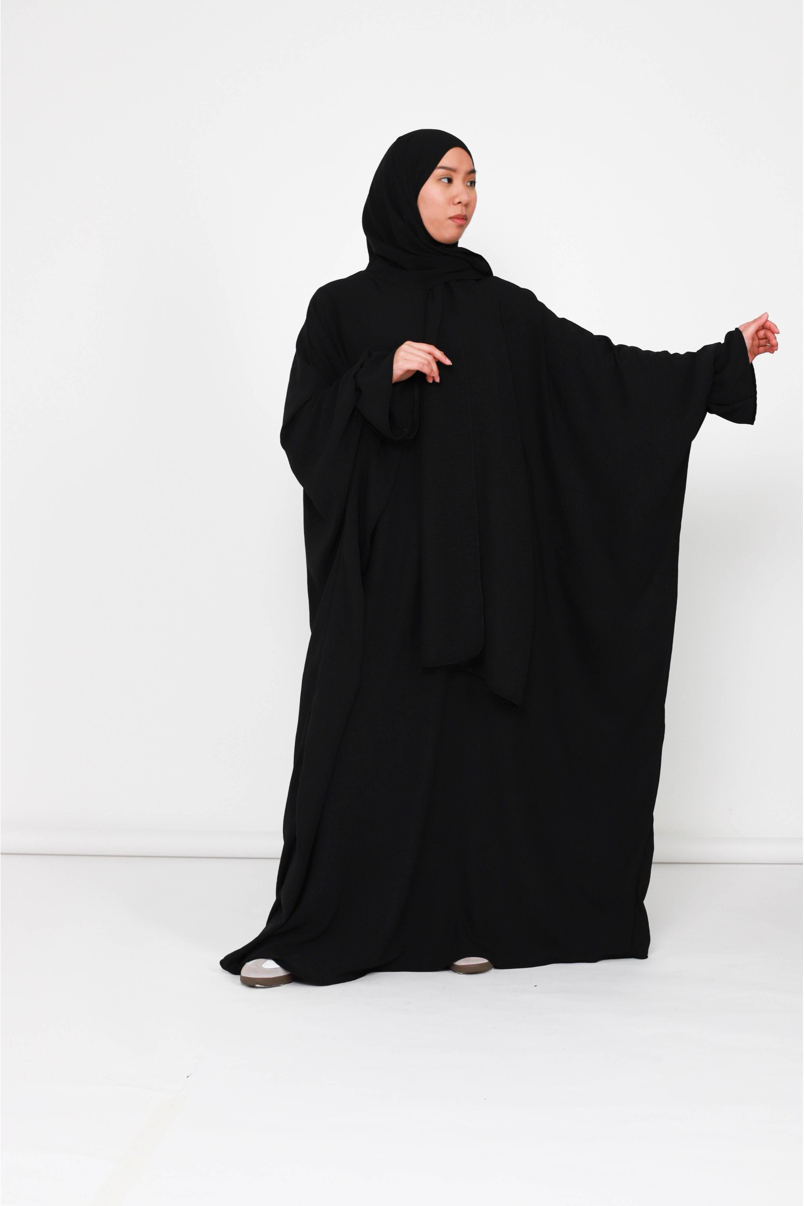 Inexpensive abaya with an integrated veil in practical jazz material